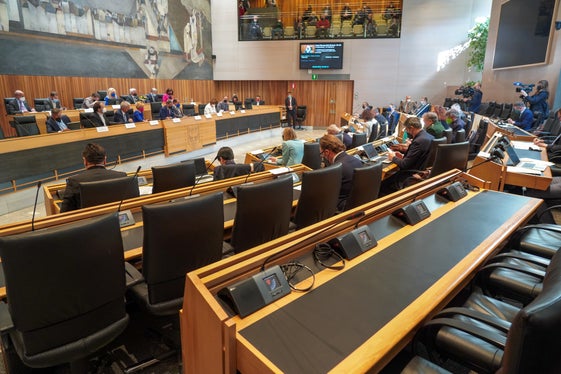 Oggi, venerdì 29 aprile, il Consiglio provinciale ha approvato, a maggioranza, la proposta del presidente della Provincia, Arno Kompatscher, di ridurre la Giunta da nove a otto membri (Foto: ASP)