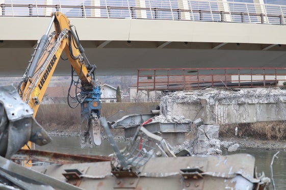 Der Abriss der alten Etschbrücke in Neumarkt hat heute begonnen und wird die nächste Woche über fortgeführt. (Foto: LPA/Maja Clara)