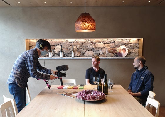 Un momento delle riprese del documentario “I ribelli del cibo. Storie di piccoli produttori dell’Alto Adige", premiato al Trento Film Festival. (Foto:ASP)