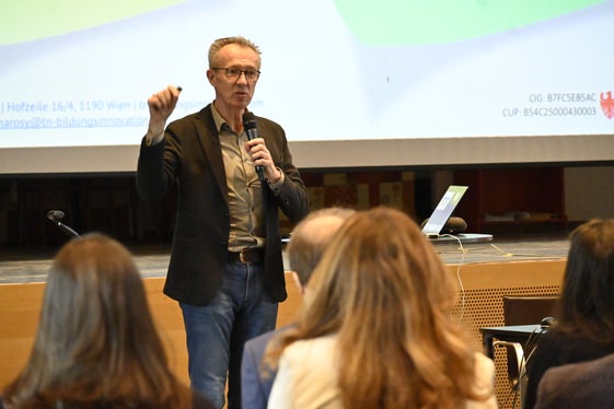 Referent Thomas Nàrosy, Bildungsinnovations-Berater, Projektmanager und Autor, sprach über KI? Lernkultur!. (Foto: LPA/Deutsche Bildungsdirektion/Margit Pichler)