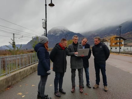 A Salorno è stata attivata la prima postazione fissa per la misura del rumore lungo la linea ferroviaria del Brennero. Nella foto (da sinistra), Marta Marini, il sindaco Roland Lazzeri, Georg Pichler, l'assessore Giuliano Vettorato e il vicesindaco di Salorno Ivan Cortella. (Foto: APPA/Nadia Franzoi)