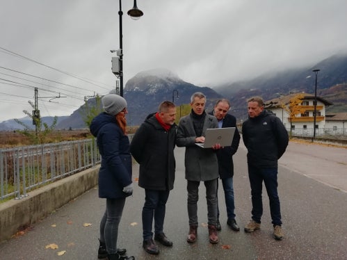 In Salurn ist die erste ortsfeste Messstation von Zuglärm entlang der Brennerbahnachse in Betrieb. Im Bild (v.l.) Projektverantwortliche Marta Marini, Bürgermeister Roland Lazzeri, Amtsdirektor Georg Pichler, Landesrat Giuliano Vettorato und Vizebürgermeister Ivan Cortella. (Foto: Landesagentur für Umwelt und Klimaschutz/Nadia Franzoi)