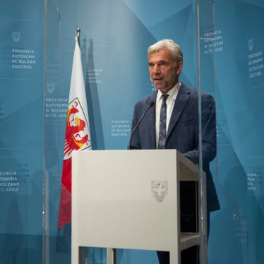 L'assessore alla protezione civile Schuler alla conferenza stampa di oggi: Molte misure preventive sono state prese in passato per ridurre il potenziale pericolo delle tempeste; queste includono le barriere per torrenti e valanghe e i piani delle zone di pericolo. (Foto: LPA/Fabio Brucculeri)