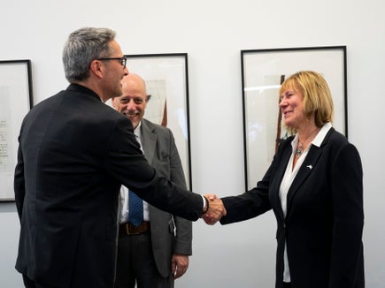 Mano tesa alla Convenzione delle Alpi: il presidente Kompatscher stringe la mano alla segretaria generale Smerkolj sotto gli occhi del capo della delegazione italiana Angelini. (Foto: USP/Fabio Brucculeri)