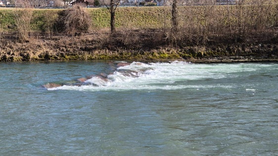 Il muro di contenimento sulla sponda destra dell’Adige, all’altezza del Safety Park di Vadena, era alto soli tre metri: i bacini montani ne hanno costruito uno nuovo alto otto metri. (Foto: USP/Ufficio Sistemazione bacini montani sud dell’Agenzia per la Protezione civile)