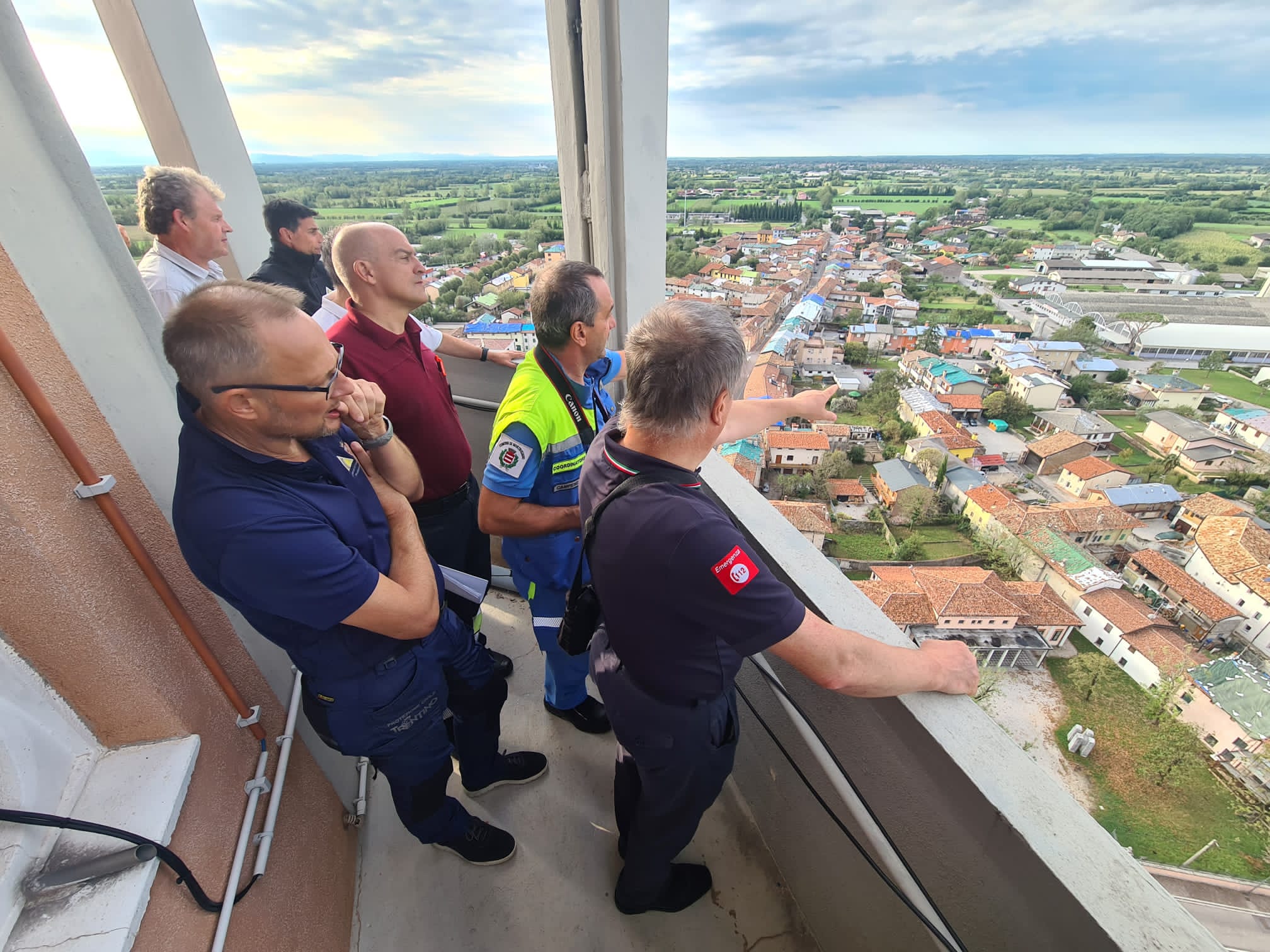 Sopralluogo dalla torre di 113 metri di Mortegliano, in provincia di Udine, per valutare l'entità dei danni causati dalla tempesta. Nella foto (terzo da sinistra) anche il funzionario del Corpo permanente dei Vigili del fuoco di Bolzano Martin Gasser (Foto: ASP/Agenzia per la Protezione Civile/Roland Fasolo)