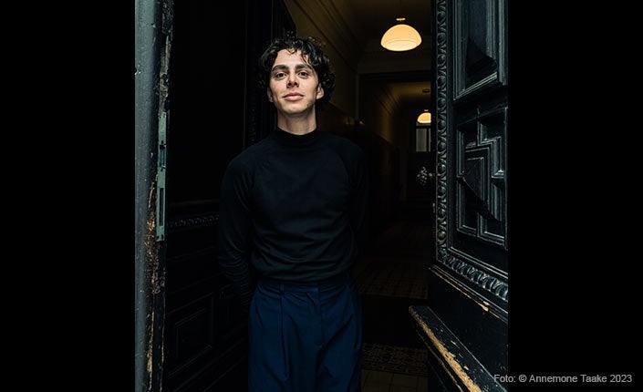 Der 1997 in Brixen geborene Tommy Fischnaller-Wachtler ist gestern in Wien als bester männlicher Nachwuchs-Schauspieler ausgezeichnet worden. (Foto: Der Wiener Theaterpreis/A. Taake)
