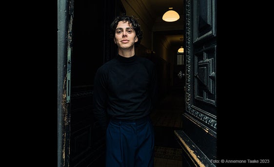 Tommy Fischnaller-Wachtler, nato a Bressanone nel 1997, ha ricevuto ieri (5 novembre) a Vienna il prestigioso premio Nestroy come miglior giovane attore maschile (Foto: Der Wiener Theaterpreis/A. Taake)