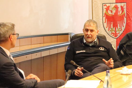Fabio Ciciliano (rechts) ist seit Juli 2024 Direktor der nationalen Zivilschutz-Abteilung und hat sich am 22. Mai mit Bevölkerungsschutzlandesrat und Landeshauptmann Arno Kompatscher zusammengesetzt. Seinen zur Eröffnung der Fachmesse Civil Protect Mitte März geplanten Besuch hatte er wegen eines starken Erdbebens in den Phlegräischen Feldern bei Neapel kurzfristig absagen müssen. (Foto: LPA/Maja Clara)