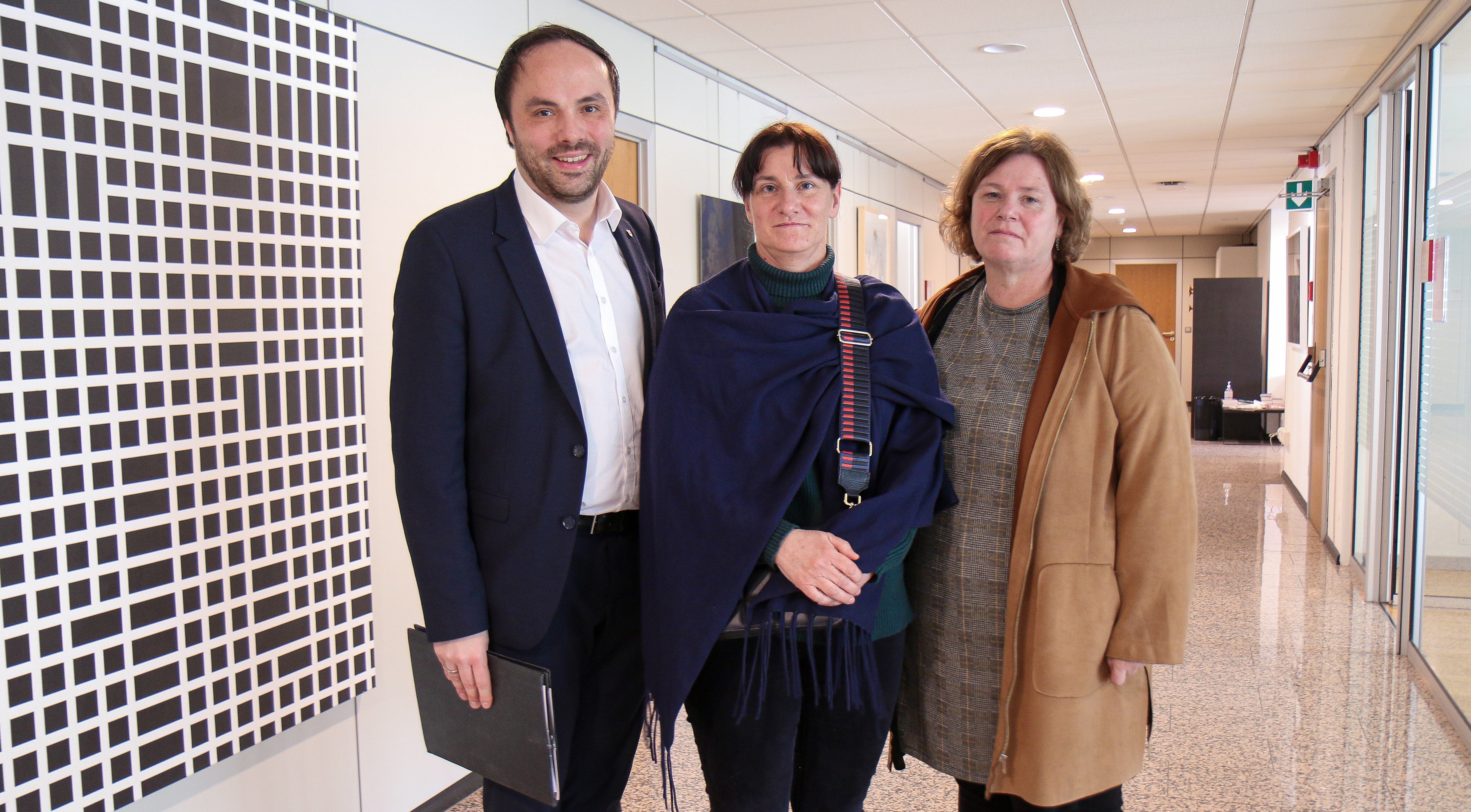 Rafforzare la rete all'interno della ricca offerta museale altoatesina: Nella foto (da sinistra) l'assessore provinciale Achammer, la presidente Sabine Unterholzner e la direttrice Marlene Messner (Foto: ASP/Ingrid Silginer) 