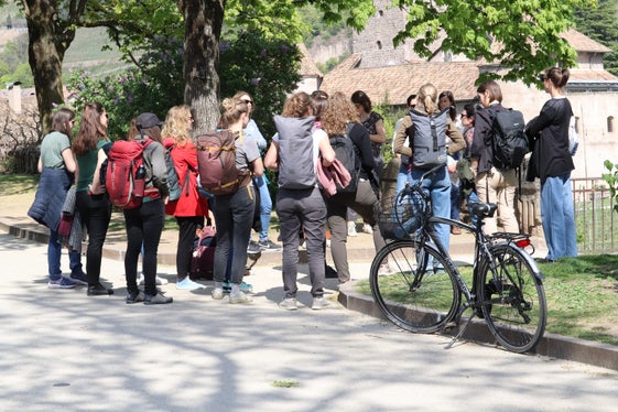 La passeggiata Lungotalvera è documentata a Bolzano fin dal tardo Medioevo. Secondo un regolamento emanato dal duca Rodolfo IV nel 1363, la manutenzione delle strutture di difesa dalle acque di Bolzano spettava ai capomastri del Comune. Nella discesa di via Castel Mareccio (nella foto) si trova un'iscrizione edilizia del 1675. (Foto: USP/Maja Clara)