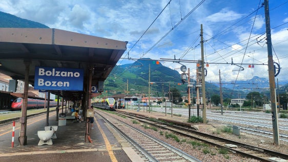 Die Bahngleise am Bahnhof Bozen werden barrierefrei gestaltet, um allen Fahrgästen ein bequemes Ein- und Aussteigen aus den Zügen zu ermöglichen. Jetzt sind die Bahngleise 3 und 4 an der Reihe. (Foto: LPA/Alessandro Veronesi)