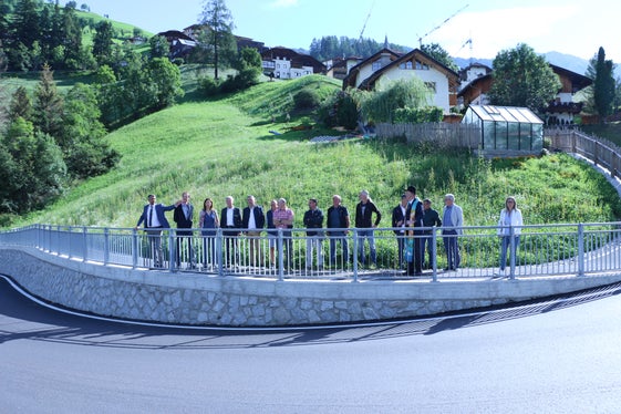 Por ti garantì na buna cualité dla vita ai abitanc dles viles vára debojëgn de infrastrotöres che passenëia. De de te infrastrotöres ó dí strades plü sigüdes á splighé l’assessur provinzial Daniel Alfreider pro l’inauguraziun dla strada y dl tretuar nüs. (Foto: ASP/Patrick Thaler)