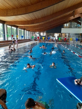 Auch der Sprung ins kühle Nass stand für die jugendlichen Teilnehmenden des Euregio-Sport-Camps auf dem Programm. (Foto: Euregio)
