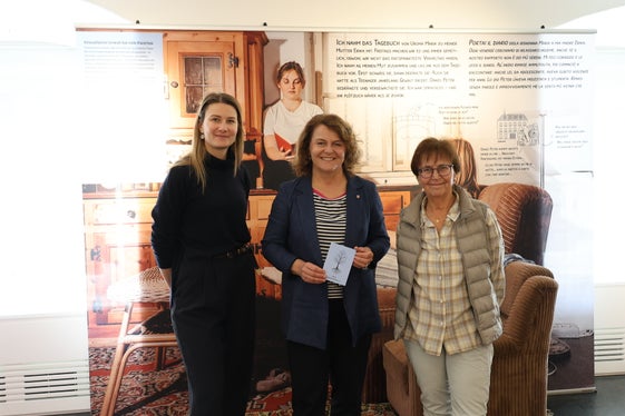 L'assessora provinciale Rosmarie Pamer durante la visita alla mostra itinerante insieme a Sissi Prader (membro del consiglio direttivo e direttrice di lunga data del Museo delle Donne, a destra) e alla direttrice del museo, Julia Aufderklamm (a sinistra). (Foto: USP/Katharina Fleischmann)