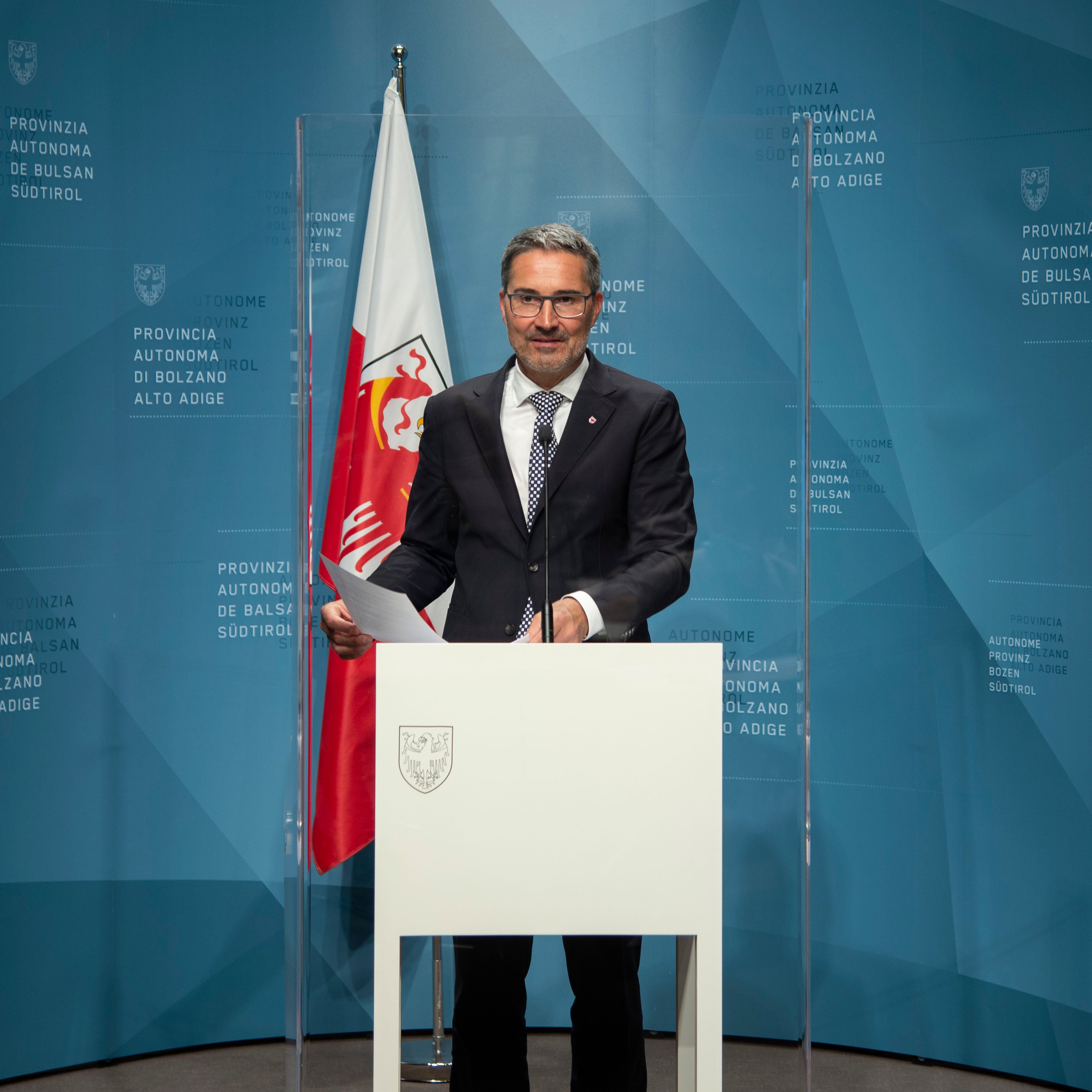 L’Autonomia altoatesina è un modello di pace in tutto il mondo, ma vi è la necessità d’intervenire per consolidarla e svilupparla ulteriormente: lo hanno riconosciuto sia Austria e Italia che l'ONU, ha detto il presidente della Giunta Kompatscher nel suo bilancio delle celebrazioni dell'anniversario del rilascio della quietanza liberatoria (Foto: ASP/Fabio Brucculeri)