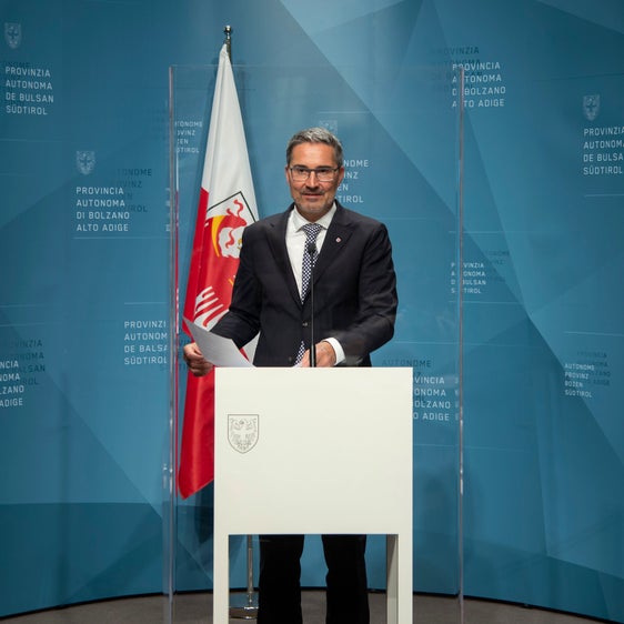 L’Autonomia altoatesina è un modello di pace in tutto il mondo, ma vi è la necessità d’intervenire per consolidarla e svilupparla ulteriormente: lo hanno riconosciuto sia Austria e Italia che l'ONU, ha detto il presidente della Giunta Kompatscher nel suo bilancio delle celebrazioni dell'anniversario del rilascio della quietanza liberatoria (Foto: ASP/Fabio Brucculeri)