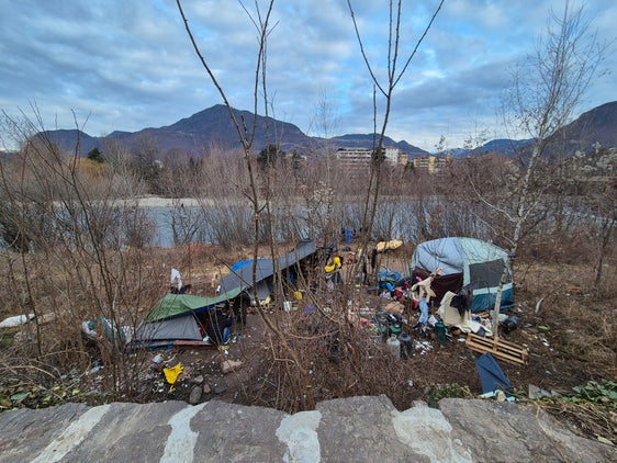 Nel corso degli interventi di bonifica lungo le rive dell'Isarco a Bolzano, l'Ufficio Sistemazione bacini montani sud ha svolto un'intensa attività di raccolta dei rifiuti in collaborazione con il Comune di Bolzano, l'Autostrada A22 del Brennero, la Polizia municipale e il fornitore di servizi di igiene ambientale Seab. (Foto: USP/Ufficio sistemazione bacini montani sud dell'Agenzia per la Protezione civile)