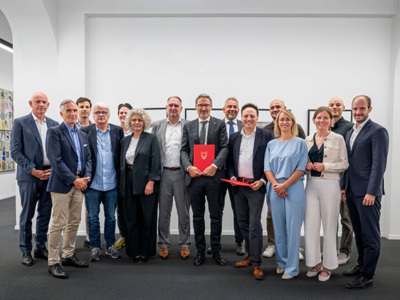 Hanno formalizzato una stretta collaborazione i rappresentanti della Provincia autonoma di Bolzano e di GovTech Deutschland. L'accordo di cooperazione è stato sottoscritto dal presidente della Provincia Arno Kompatscher (ottavo da sinistra) e da Ammar Alkassar, membro del consiglio direttivo di GovTech Deutschland (decimo da sinistra). Nella foto anche Josef T. Hofer, direttore dell’Agenzia per l’Alto Adige Digitale (settimo da sinistra). (Foto: USP/Fabio Brucculeri)