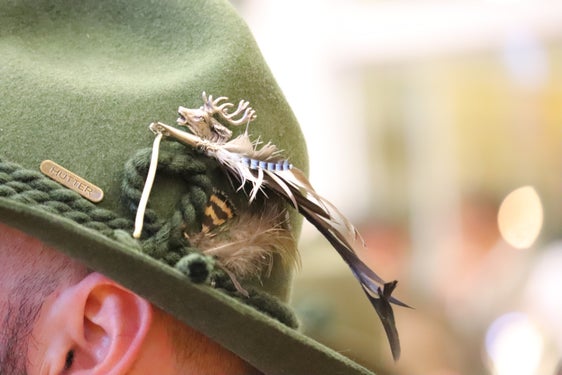 Wer in Südtirol die Jagd ausüben will, muss zuerst den Jagdbefähigungsnachweis erbringen. Dafür braucht es eine erfolgreich bestandene Theorieprüfung über Wildkunde/Ökologie, Jagdrecht, Waffenkunde sowie Naturschutz/Jagdkunde (schriftliche und mündliche Prüfung), eine praktische Schießprüfung (Kugelschießen und Schrotschießen), den Nachweis eines Revierpraktikums oder eines dreitägigen Jungjäger-Praxiskurses in einer zertifizierten Bildungseinrichtung sowie den Nachweis über einen mindestens vierstündigen Erste-Hilfe-Kurs. (Foto: LPA/Maja Clara)