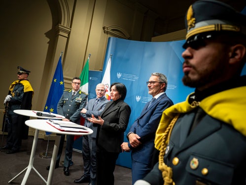 „Dieses Abkommen zeigt die enge Zusammenarbeit des Landes mit den staatlichen Sicherheitsorganen und erleichtert den Zugang zur Finanzwache für Südtirolerinnen und Südtiroler deutscher Muttersprache“, betonte Landesrätin Ulli Mair (im Bild von links General Gavino Putzu, Präfekt Vito Cusumano, Landesrätin Ulli Mair und Landeshauptmann Arno Kompatscher).  (Foto: LPA/Fabio Brucculeri)