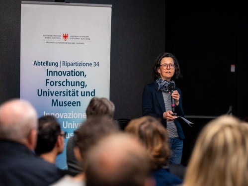 Alexandra Untersulzner, Direktorin des Volkskundemuseums Dietenheim, zeigte wie sich das Wissen zu den Objekten durch Rückmeldungen aus der Bevölkerung erweitert. (Foto: LPA/Fabio Brucculeri)