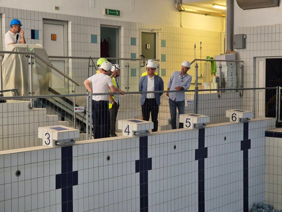 Amtsdirektor Fabrizio Oliver, Landesrat Christian Bianchi, ein Techniker von Engie, Arbeitsleiter Claudio Sartori und  Ressortchef Daniel Bedin beim Lokalaugenschein im Hallenbad (von rechts nach links). (Foto: LPA/Gianluca Crocco)