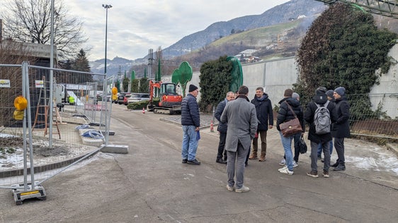 Die Bauarbeiten für den neuen Pendler-Parkplatz mit exklusivem Zugang für Südtirol-Pass-Besitzer am Bahnhof Waidbruck-Lajen gehen voran. Davon konnte sich Landesrat Daniel Alfreider (Mitte) bei einem Lokalaugenschein überzeugen. (Foto: LPA/Ingo Dejaco)