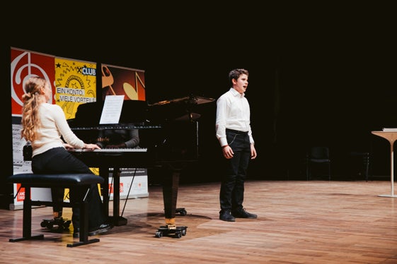 Johannes Schmider della Scuola di musica Chiusa-Siusi ha convinto la giuria con la sua voce, accompagnato al pianoforte da Cornelia Messner. (Foto: USP/Land Tirol/Kary Sophie)