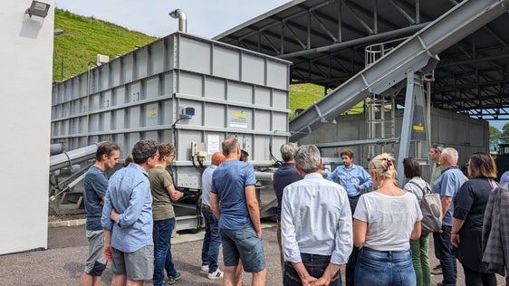 Le interessate e gli interessati hanno potuto partecipare oggi (8 giugno) ad alcune visite guidate all'impianto di Lana. (Foto: ASP/Vera Brunetti)