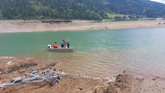 Vorbereitende Erhebungen zur Fischübersiedelung aus dem Zoggler Stausee. (Foto: LPA/Landesamt für Wildtiermanagement in der Landesabteilung Forstdienst)