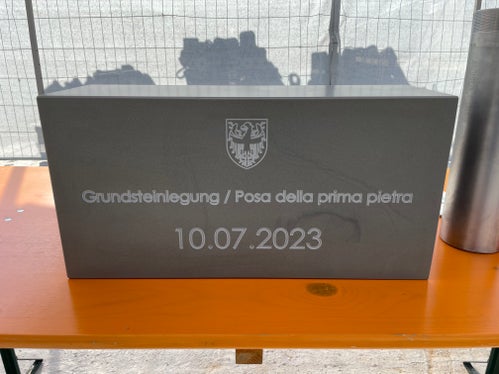 Der Grundstein für das neue Schulhaus für die beiden italienischen Berufsschulen Marconi und Levinas (Foto: LPA/Gnews)