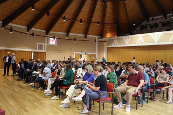 In quattro serate informative tenutesi a Cardano, Lagundo, Brunico e Varna, l'assessore provinciale Arnold Schuler ha presentato alla cittadinanza il Piano provinciale di sviluppo turistico 2030+ (Foto: ASP/Iris Erspamer)