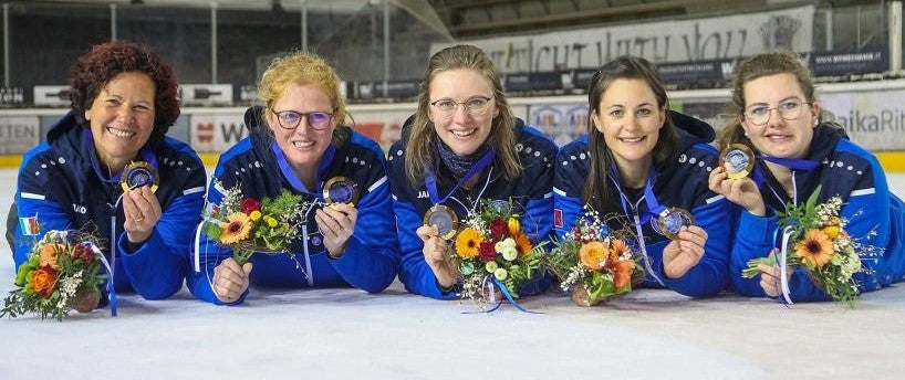 La squadra femminile ha conquistato la medaglia d’oro nel gioco a squadre femminile ai Campionati mondiali di Ice Stock terminati a Collalbo (Foto: ASP)