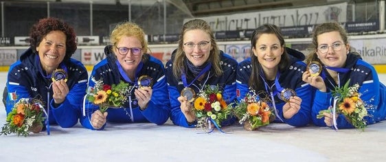 La squadra femminile ha conquistato la medaglia d’oro nel gioco a squadre femminile ai Campionati mondiali di Ice Stock terminati a Collalbo (Foto: ASP)