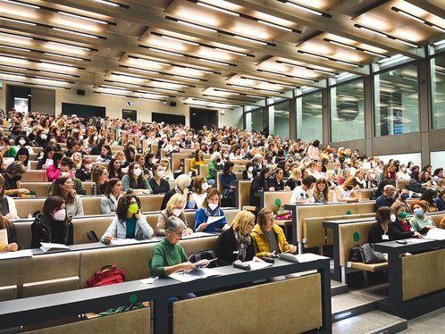 Mit Mustern als Grundlage der Mathematik haben sich in Brixen 380 Lehrpersonen der Grundschule sowie Kindergärtner und Kindergärtnerinnen an der Fakultät für Bildungswissenschaften der Universität Bozen auseinandergesetzt. (Foto: Universität Bozen)