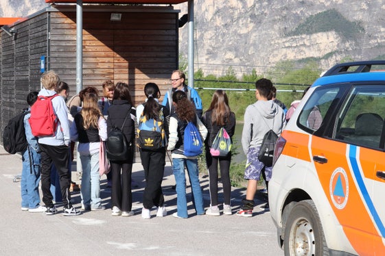 Wie wichtig ist Wasser? Was wird mit Wasser erzeugt? Wie könnt ihr Strom sparen? Welche Fische leben in der Etsch? Rudi Nadalet vom Landesamt für Hydrologie und Stauanlagen am Zivilschutztag der Mittelschule Salurn. (Foto: LPA/Maja Clara)