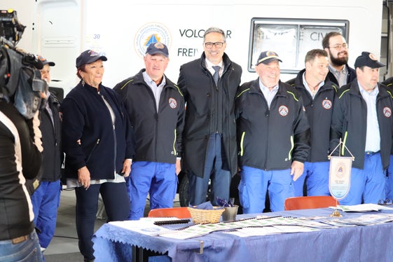 Il presidente della Provincia e assessore alla protezione civile Arno Kompatscher, qui assieme ai volontari della Protezione civile, alla fiera Civil Protect (Foto: USP/Maja Clara)