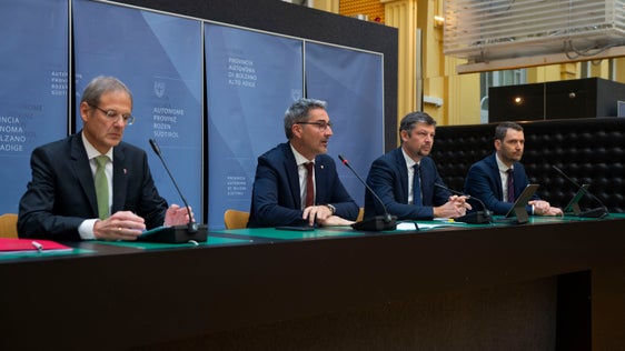 L'intervento del presidente Kompatscher, secondo da sinistra: Siamo lieti di aver riscontrato attenzione e curiosità in tutti i colloqui con i responsabili politici. (Foto: ASP/Fabio Brucculeri)