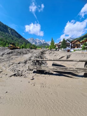 Das Ausmaß der über 300.000 Kubikmeter Material umfassenden Schlammlawine heute (18. Juni) in Campill. (Foto: LPA/Landesamt für Wildbach- und Lawinenverbauung Ost)