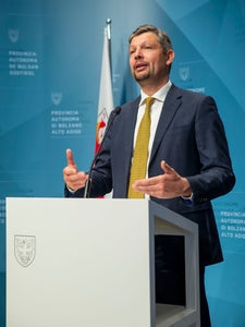 Mit den neuen Kriterien soll vor allem die Mobilität mit dem Fahrrad und das Kombinieren verschiedener Mobilitätsmittel stärker gefördert werden, sagte Landesrat Alfreider nach Sitzung der Landesregierung.  (Foto: LPA/Fabio Brucculeri)