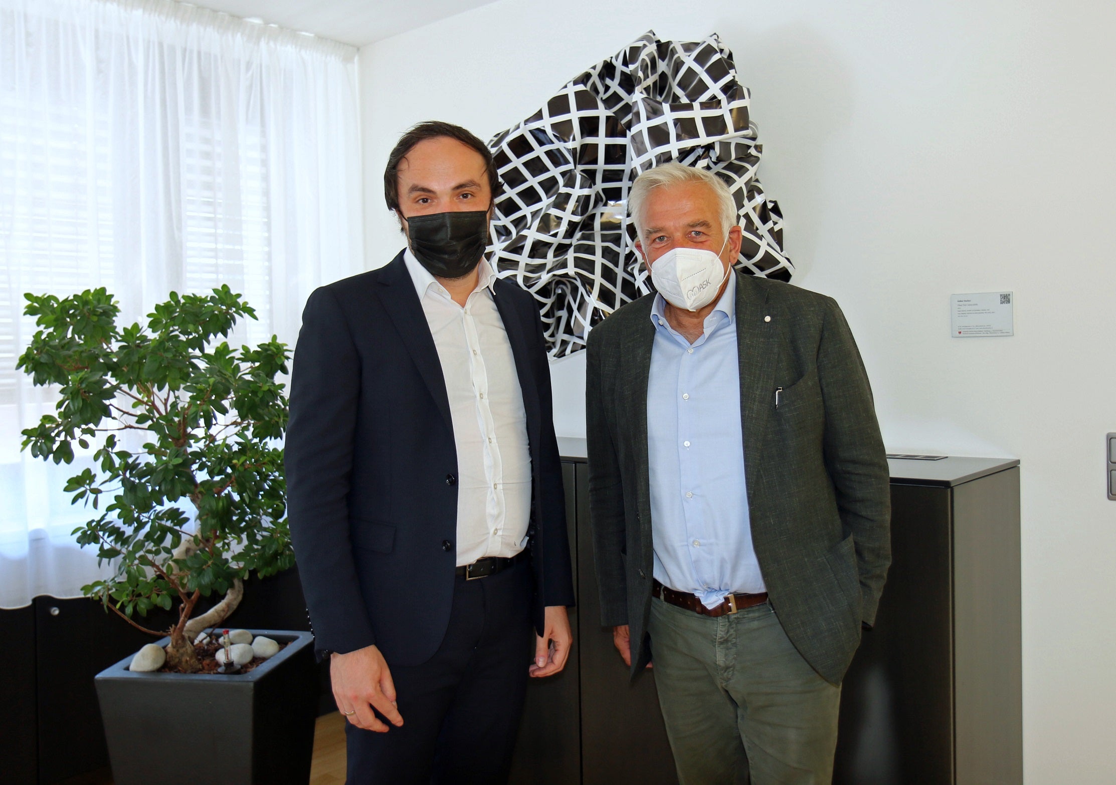 L'assessore provinciale Philipp Achammer riceve il nuovo presidente dell'Associazione degli imprenditori dell'Alto Adige Heiner Oberrauch. (Foto: ASP/Edith Benischek)