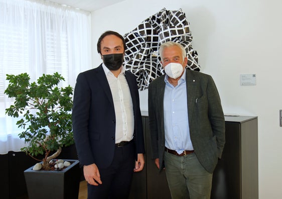 L'assessore provinciale Philipp Achammer riceve il nuovo presidente dell'Associazione degli imprenditori dell'Alto Adige Heiner Oberrauch. (Foto: ASP/Edith Benischek)