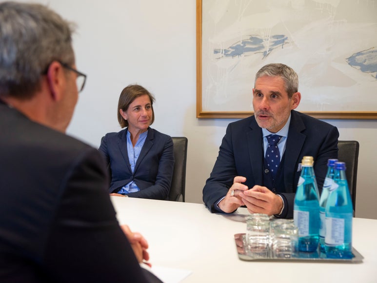 Der französische Generalkonsul François Revardeaux (r.) hat in Begleitung der Trienter Honorarkonsulin Maria Emanuela De Abbondi (l.) LH Kompatscher einen Besuch abgestattet. (Foto: LPA/Fabio Brucculeri)