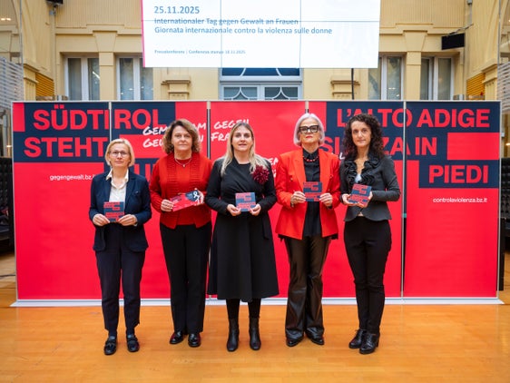 Im Bild (von links): Astrid Wiest, die Direktorin des Amtes für Kinder- und Jugendschutz und soziale Inklusion, Landeshauptmannstellvertreterin und Soziallandesrätin Rosmarie Pamer, Ulrike Oberhammer, die Präsidentin des Landesbeirats für Chancengleichheit für Frauen und deren Stellvertreterin Nadia Mazzardis, sowie Susanna Salvaterra, die Direktorin des Amtes für Öffentlichkeitsarbeit. (Foto: LPA/Fabio Brucculeri)