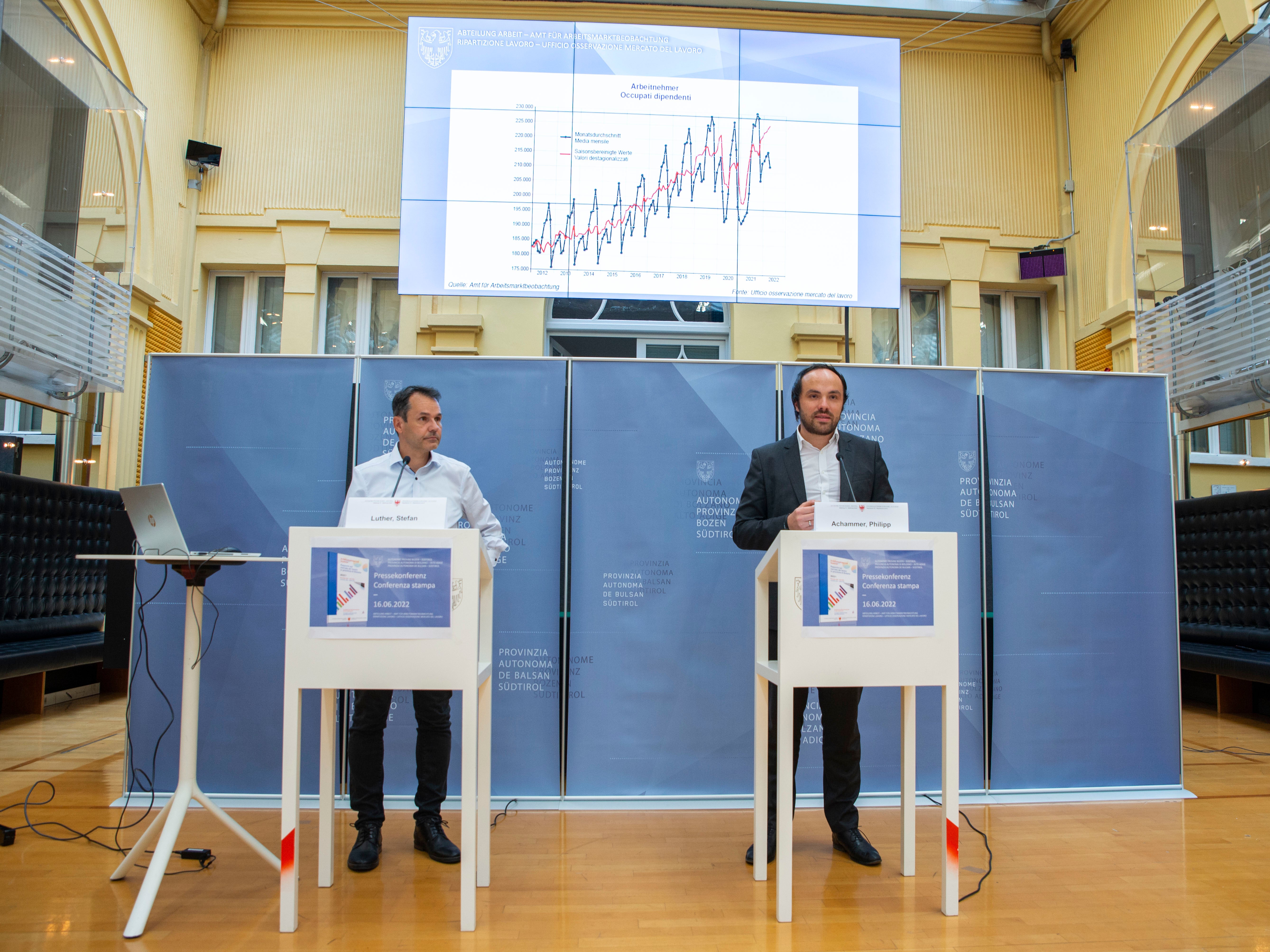 Landesrat Philipp Achammer und Abteilungsdirektor Stefan Luther haben heute den neuen halbjährlichen Arbeitsmarktbericht vorgestellt. (Foto: LPA/Fabio Brucculeri)
