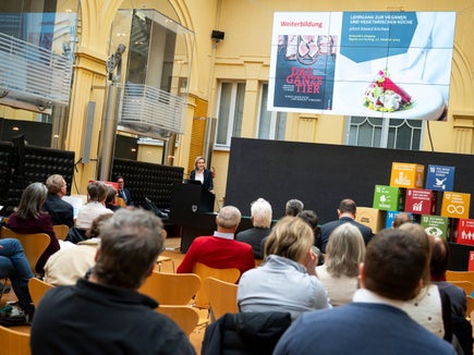 Auch die Gastronomie spielt eine zentrale Rolle: Eine stärker pflanzenbasierte, saisonale und regionale Menügestaltung kann die Nachfrage gezielt beeinflussen und nachhaltige Entscheidungen für Gäste sichtbarer machen. Im Bild: Bettina Schmid vom Hoteliers- und Gastwirteverband HGV. (Foto: LPA/Fabio Brucculeri)