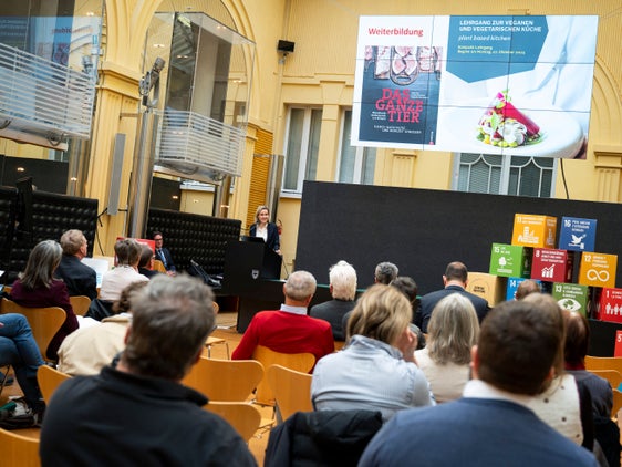 Auch die Gastronomie spielt eine zentrale Rolle: Eine stärker pflanzenbasierte, saisonale und regionale Menügestaltung kann die Nachfrage gezielt beeinflussen und nachhaltige Entscheidungen für Gäste sichtbarer machen. Im Bild: Bettina Schmid vom Hoteliers- und Gastwirteverband HGV. (Foto: LPA/Fabio Brucculeri)