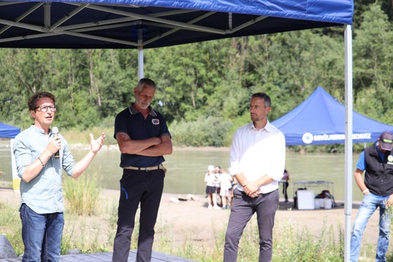 Herzensprojekt vorgestellt: Bei der Revitalisierung der Ilsterner Au wurde eine neue Form des Hochwasserschutzes umgesetzt: Dem Fluss wurde Platz zurückgegeben und damit eine Entlastung außerhalb der Siedlungsgebiete erreicht, zudem wurden wichtige Lebensadern wiederhergestellt, die ihre ökologische Funktionsfähigkeit wieder erfüllen können; im Bild von links: Gewässerökologe Peter Hecher, Bauleiter Martin Moser, Florian Knollseisen, stellvertretender Direktor des Landesamtes für Straßenbau Nord/Ost. (Foto: LPA/Maja Clara)


