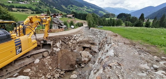 L'Ufficio sistemazione bacini montani Nord dell'Agenzia per la Protezione civile sta eseguendo lavori sul rio di Ceresara, a Racines, dopo i danni causati dal violento nubifragio del 5 giugno (Foto: ASP/Ufficio sistemazione bacini montani Nord)